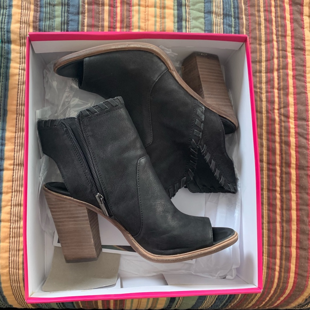 VINCE CAMUTO Kicetta black bootie